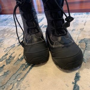 NorthFace “AlpenGlow” Boys size 1 Winter Boots